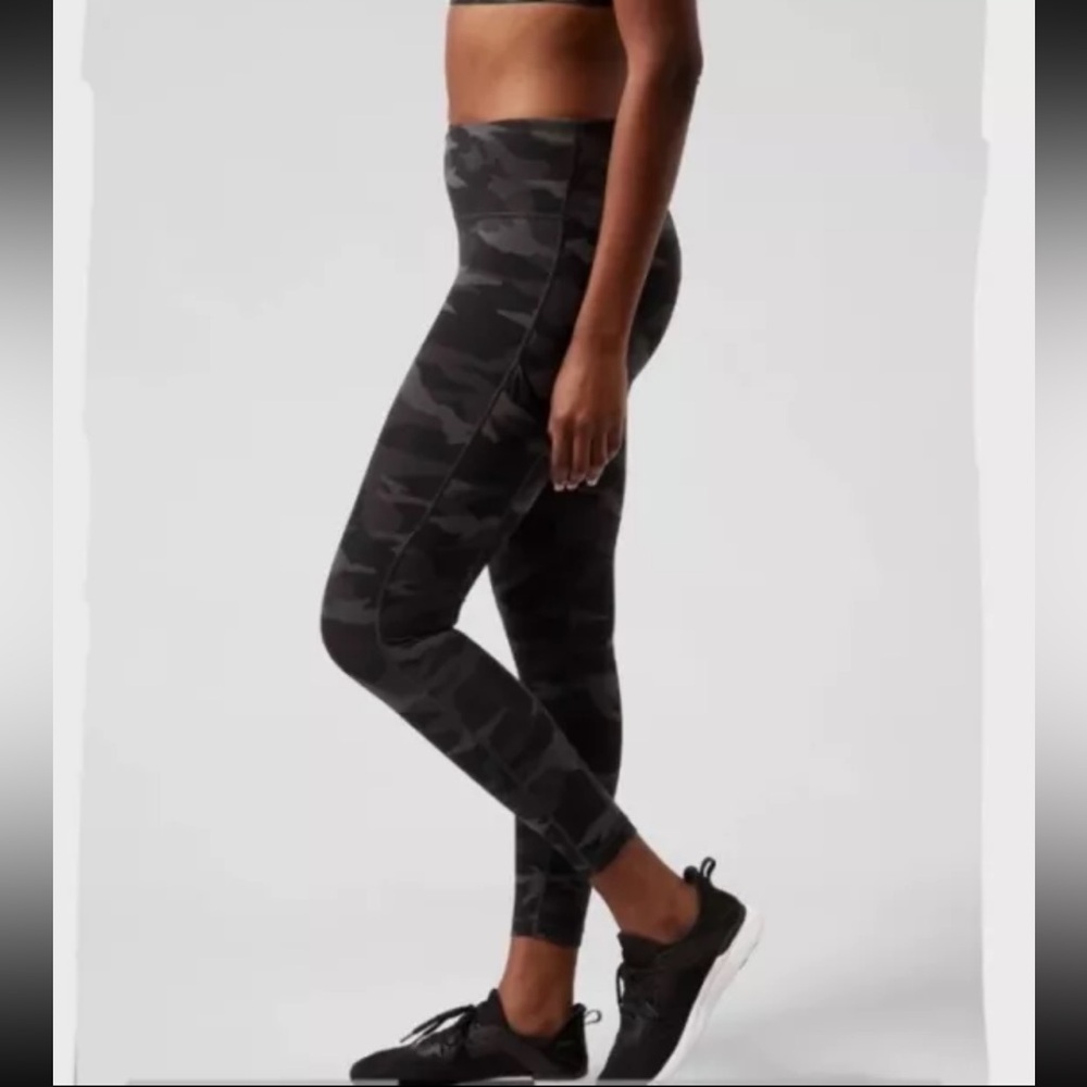 ATHLETA Ultimate Stash Pocket Green Camo Legging Size Small - Picture 2 of 10
